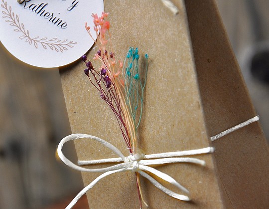 caja regalo boda somos memories 04 con flores - Weddingstudio caja-regalo-boda-somos-memories-04