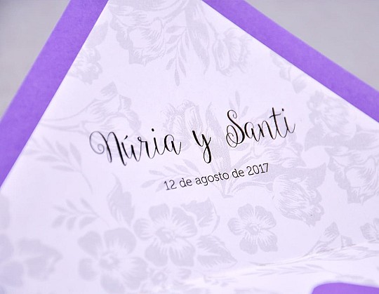 invitacion boda clasica we love us 01 primer plano sobre lila - Weddingstudio invitacion-boda-clasica-we-love-us-01