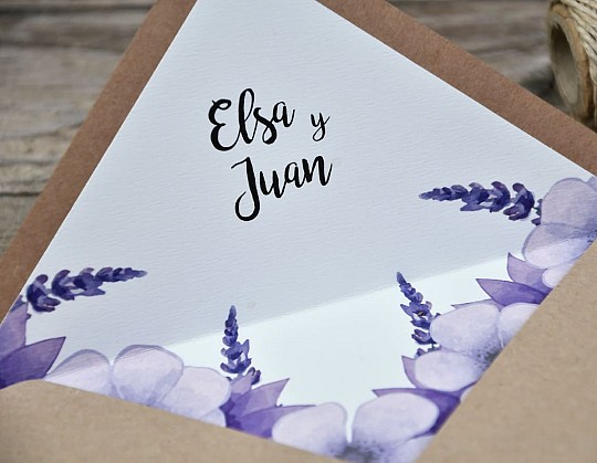 Invitacion boda floral lavanda 09 sobre kraft con flores Invitacion-boda-floral-lavanda-09