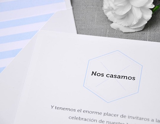invitacion boda minimal nuestra historia 06 hexagono en nos casamos - Weddingstudio invitacion-boda-minimal-nuestra-historia-06
