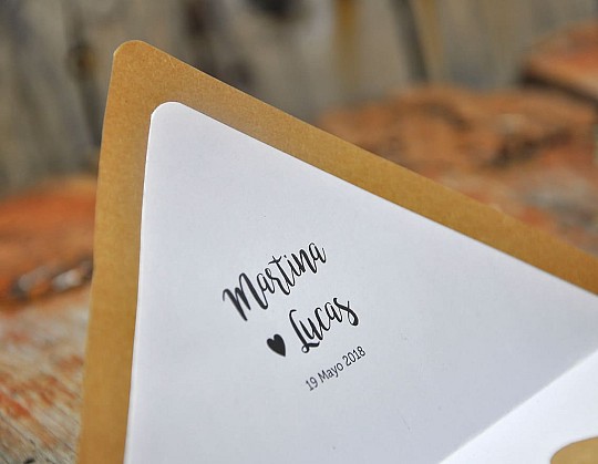 invitacion boda moderna me siento powerful 05 primer plano sobre kraft - Weddingstudio invitacion-boda-moderna-me-siento-powerful-05