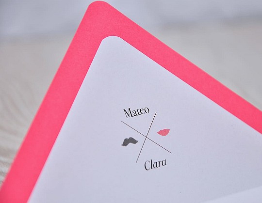 invitacion boda moderna me vuelves crazy 07 primer plano de sobre rosa - Weddingstudio invitacion-boda-moderna-me-vuelves-crazy-07
