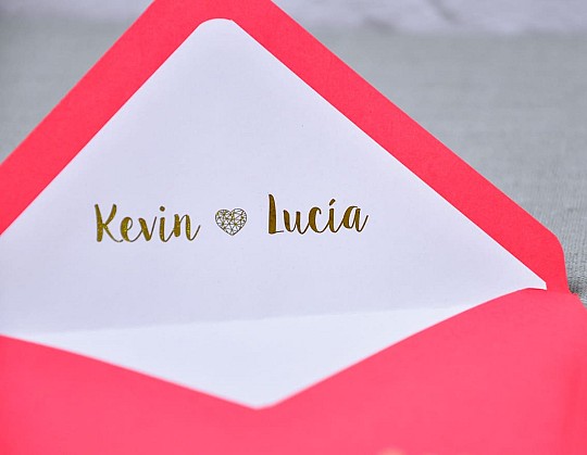ivinvitacion boda moderna robar tu heart 05 primer plano sobre rosa - Weddingstudio invitacion-boda-moderna-robar-tu-heart-05