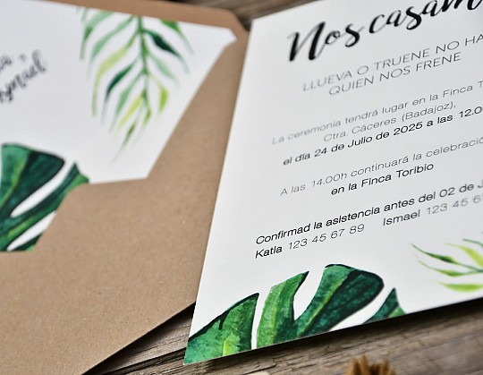 invitacion boda tropical phuket 02 primer plano dorso con sobre kraft- Weddingstudio invitacion-boda-tropical-dempasar-02