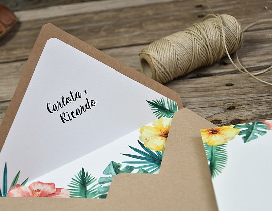 invitacion boda tropical kuta 05 primer plano forro sobre kraft - Weddingstudio invitacion-boda-tropical-kuta-05