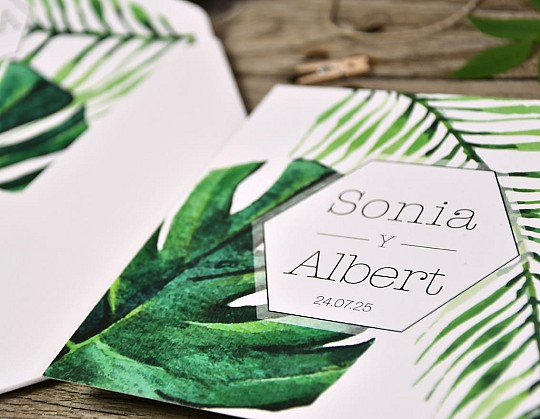 invitacion boda tropical phuket 10 primer plano con sobre blanco - Weddingstudio invitacion-boda-tropical-phuket-10