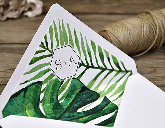 invitacion boda tropical phuket 11primer plano forro sobre blanco roto - Weddingstudio invitacion-boda-tropical-phuket-11