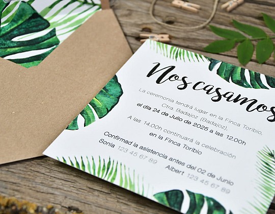 invitacion boda tropical phuket 15 primer plano dorso con sobre kraft- Weddingstudio invitacion-boda-tropical-phuket-15