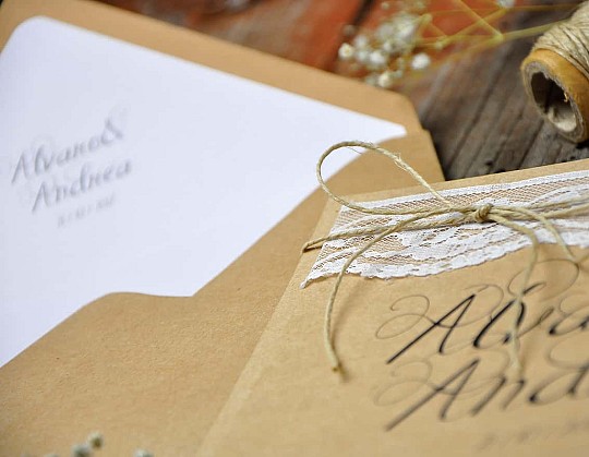 invitacion boda vintage enjoy de las pequenas cosas 05 con detalle blonda y lazo - Weddingstudio invitacion-boda-vintage-enjoy-de-las-pequenas-cosas-05