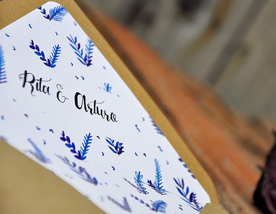 invitacion boda vintage with you hasta la luna 02 primer plano sobre kraft - Weddingstudio invitacion-boda-vintage-with-you-hasta-la-luna-02